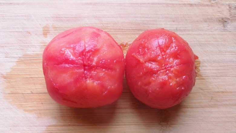 番茄豆腐汤,<a style='color:red;display:inline-block;' href='/shicai/ 3551'>西红柿</a>顶部划十字，用开水烫一下去皮。