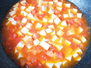 番茄豆腐汤,转中小火煮10分钟左右，让豆腐充分入味。