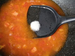 番茄豆腐汤,加入开水，放盐。