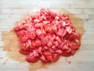 番茄豆腐汤,切成小块。