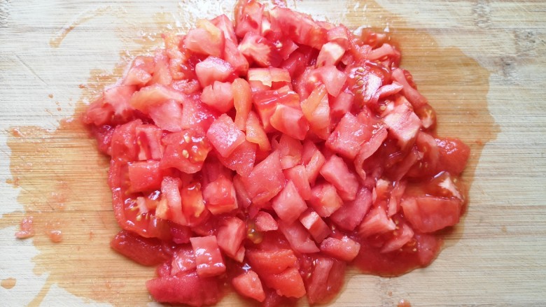 番茄豆腐汤,切成小块。