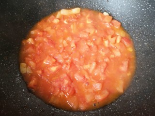 番茄豆腐汤,翻炒至出汁成糊状。