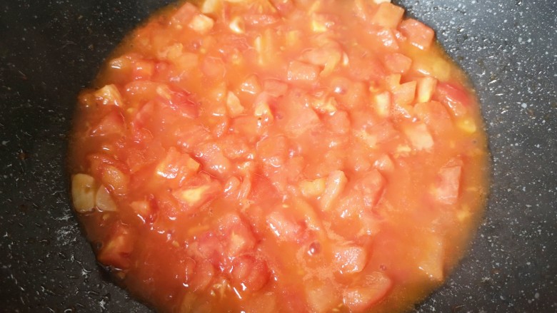 番茄豆腐汤,翻炒至出汁成糊状。