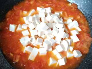 番茄豆腐汤,下入嫩豆腐搅拌均匀。