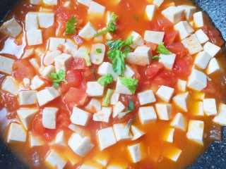 番茄豆腐汤,撒点香菜或者葱花即可出锅。