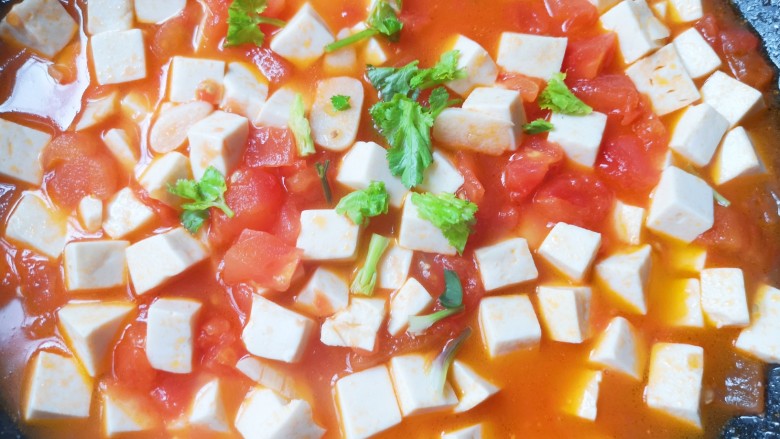 番茄豆腐汤,撒点香菜或者葱花即可出锅。