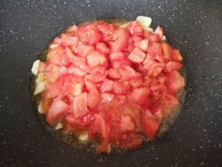 番茄豆腐汤,下入西红柿。