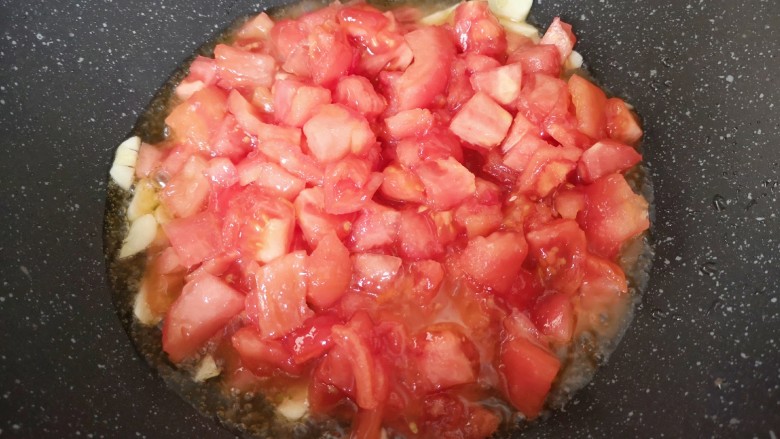 番茄豆腐汤,下入西红柿。