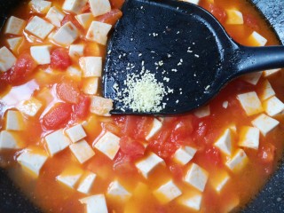 番茄豆腐汤,放鸡精增加口感。