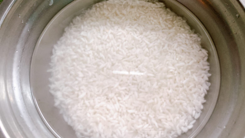 南瓜焖饭,大米沥干水分，加入超过大米1/2的量