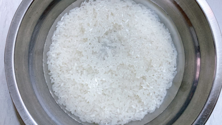南瓜焖饭,大米加水泡发洗净。
