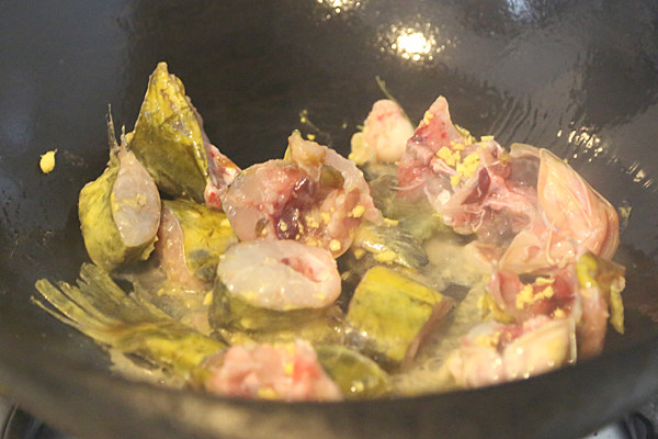 番茄豆腐汤,架锅烧开做汤的水，同时另起一油锅稍微炒一炒黄骨鱼；