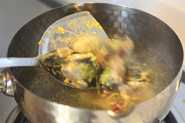 番茄豆腐汤,把炒好的黄骨鱼下到烧开的水里；