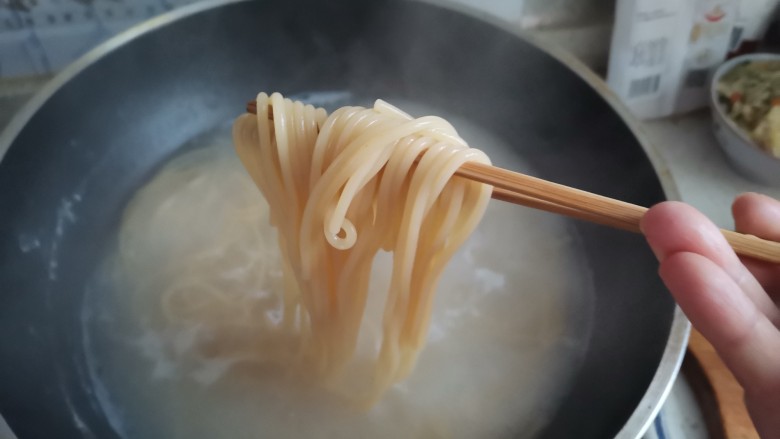 培根意大利面,大概煮15分钟，煮至面条变软，用筷子夹断没有白芯，或者直接尝一下有没有熟