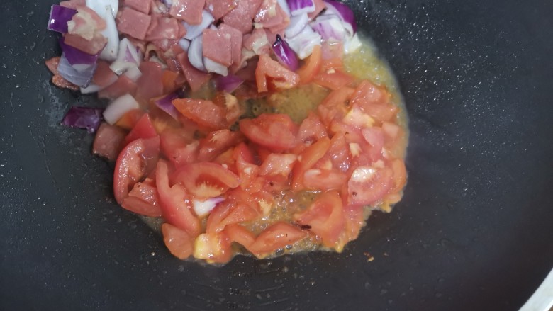 培根意大利面,炒出香味，下入西红柿翻炒出汤汁