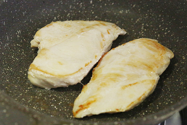 老北京鸡肉卷,煎至两面金黄至熟透；
