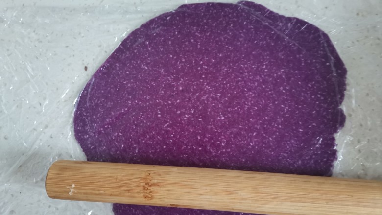 紫薯椰蓉饼干,擀成3mm厚的面饼