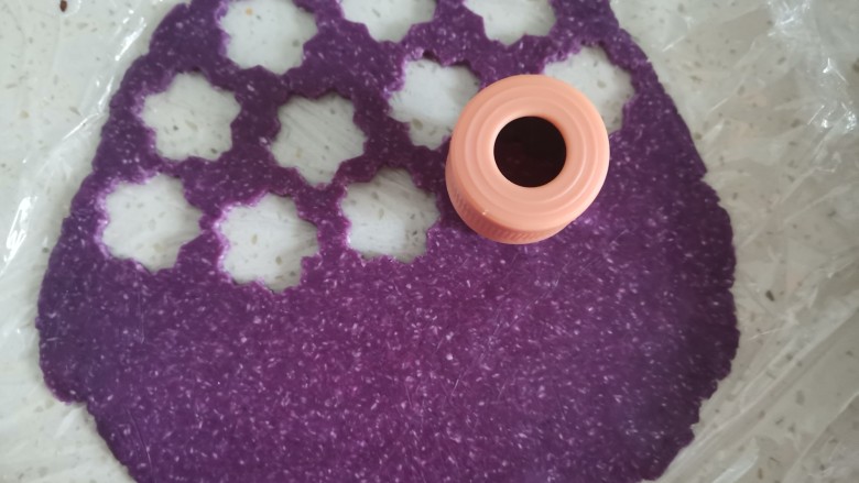 紫薯椰蓉饼干,用模具压成花形饼干