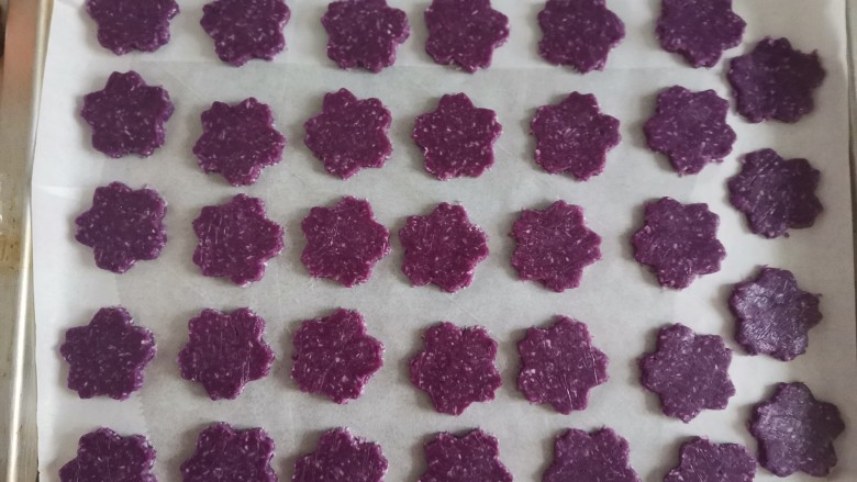 紫薯椰蓉饼干,放入烤盘