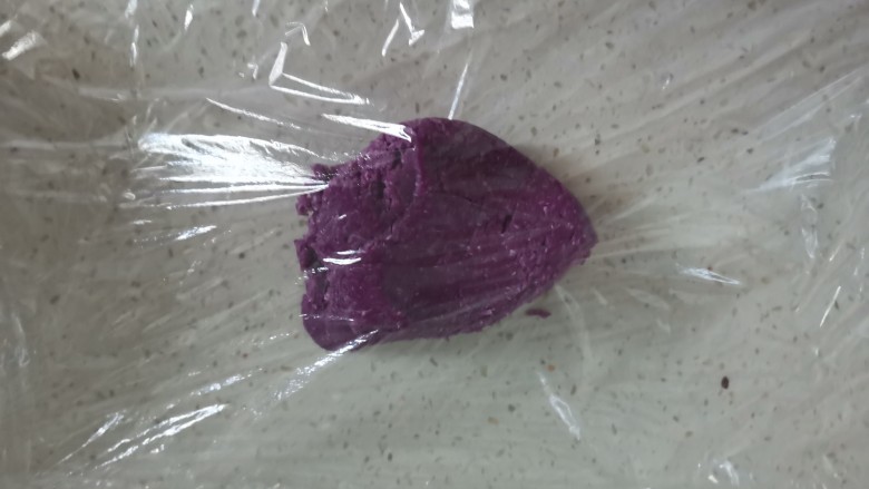 紫薯椰蓉饼干,取一半面团放在保鲜膜上，上面也盖上保鲜膜