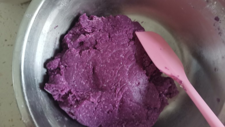紫薯椰蓉饼干,翻拌至无干粉颗粒