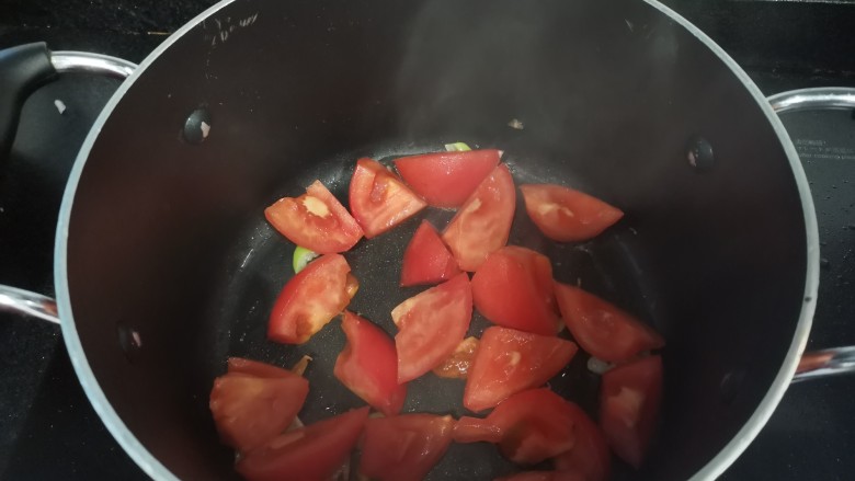 番茄豆腐汤,加入西红柿
