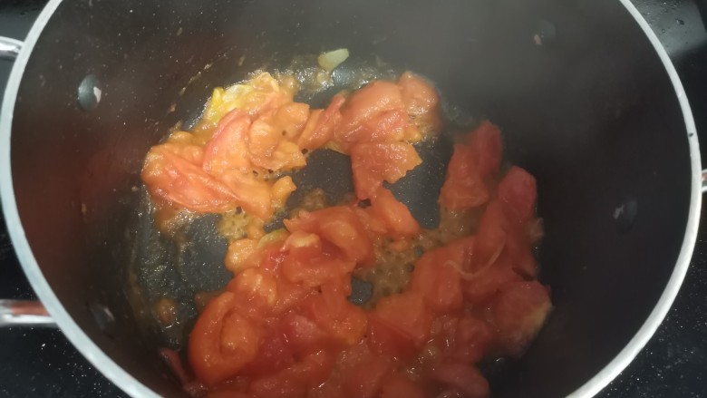 番茄豆腐汤,西红柿炒至软烂，变形