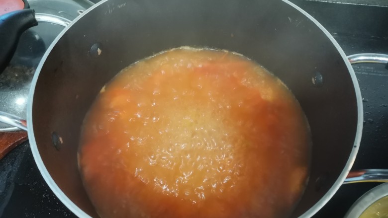 番茄豆腐汤,加水煮开