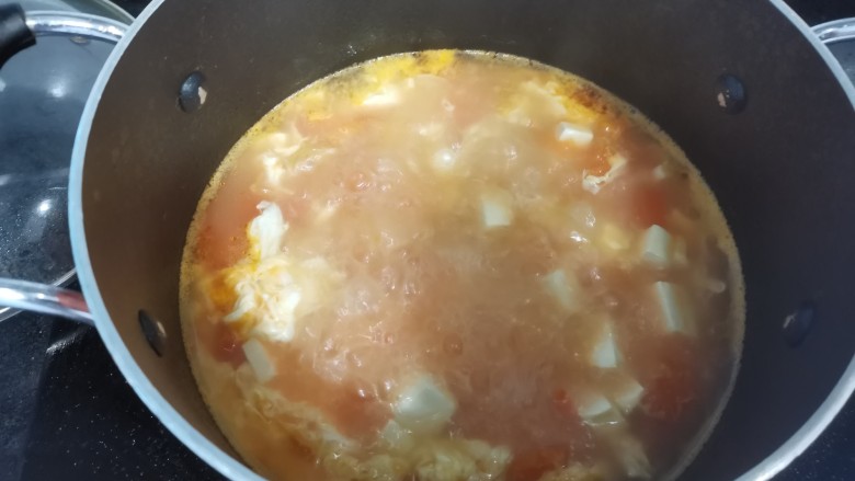 番茄豆腐汤,加入鸡蛋，一边加一边用筷子快速搅拌，打出蛋花