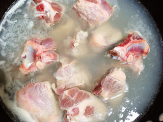 山药猪骨汤,锅中烧开水，放入猪骨煮开锅，焯去血水。