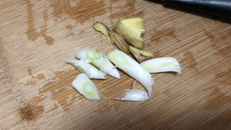山药猪骨汤➕山药胡萝卜玉米猪骨汤,一小半姜清洗切片，大葱葱白清洗切段