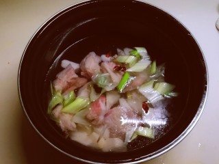 山药猪骨汤,注入适合家人量的清水，选用压力锅煲汤功能键。