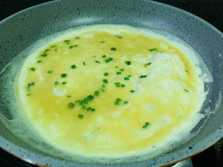 秋葵厚蛋烧,另起一锅，加食用油，热锅，倒入一半蛋液