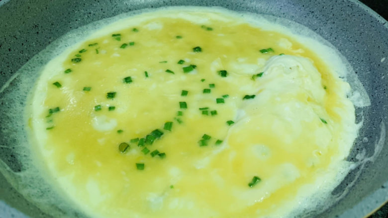 秋葵厚蛋烧,另起一锅，加食用油，热锅，倒入一半蛋液