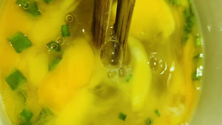 秋葵厚蛋烧,用筷子搅拌均匀调料