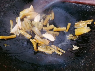 酸菜炖粉条,锅里热油，把姜片放入炒香，再下酸菜梗