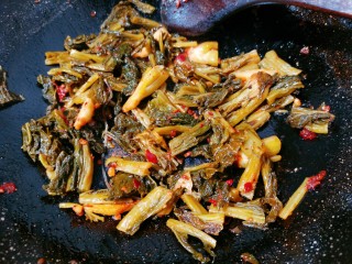 酸菜炖粉条,再把叶子放入，加上食用盐继续翻炒