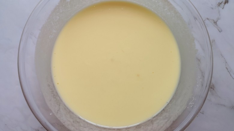红薯千层巴斯克（6寸）,将搅打好的酸奶蛋液过一遍筛。