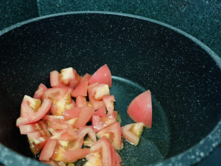 番茄豆腐汤,锅加食用油，热锅，加入番茄