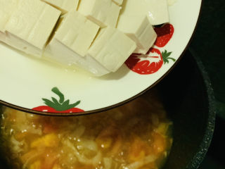 番茄豆腐汤,加入豆腐