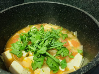 番茄豆腐汤,撒入芹菜和蒜叶