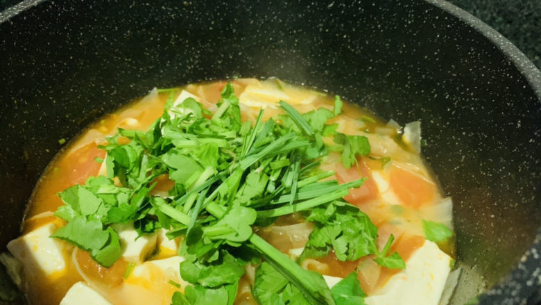 番茄豆腐汤,撒入芹菜和蒜叶