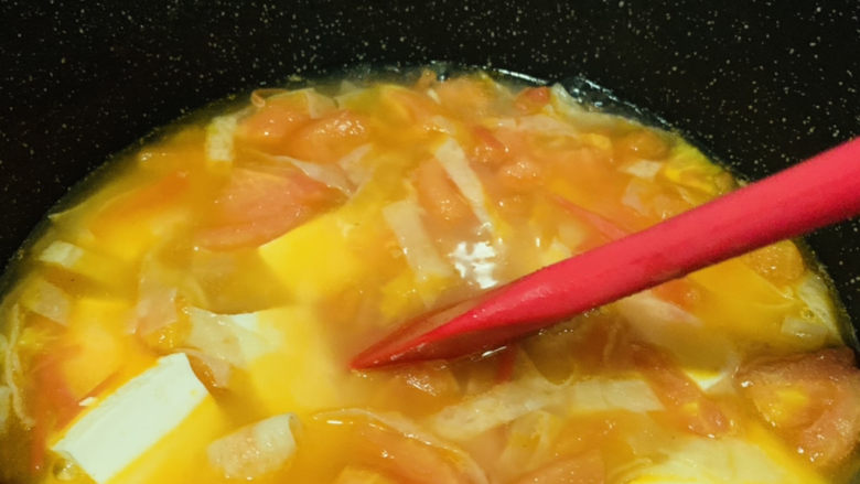 番茄豆腐汤,轻轻搅拌
