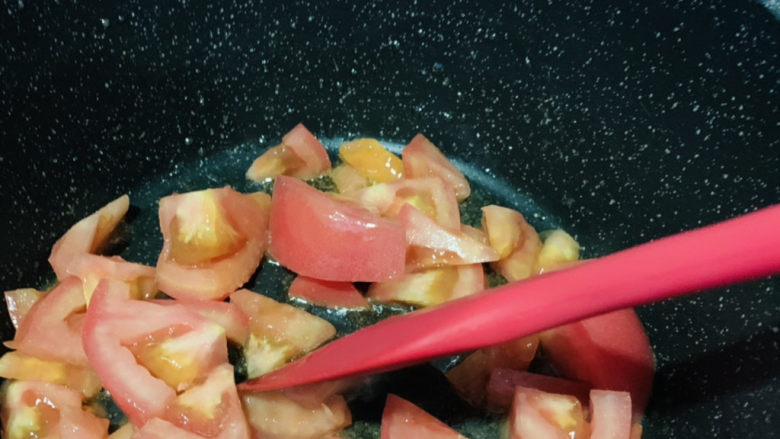 番茄豆腐汤,将番茄炒出汁