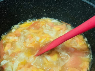 番茄豆腐汤,大火煮开，搅拌一下，再煮10分钟