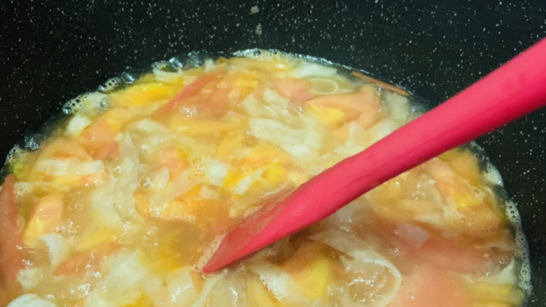番茄豆腐汤,大火煮开，搅拌一下，再煮10分钟