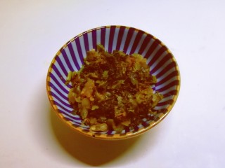 酸菜炖粉条,酸菜是切成小段的。