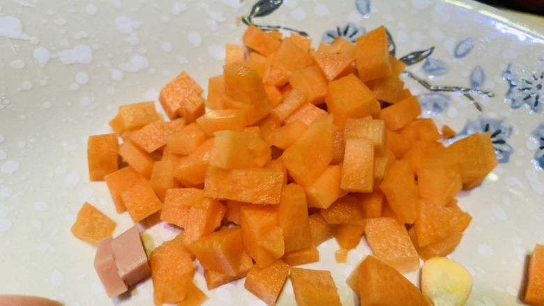 南瓜焖饭,准备胡萝卜粒