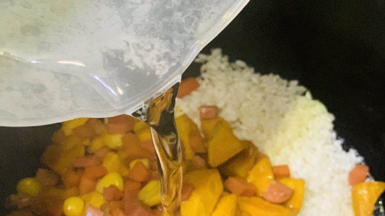 南瓜焖饭,加入适量的水