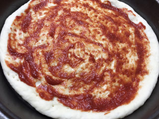 虾仁培根披萨,饼皮上抹上番茄酱